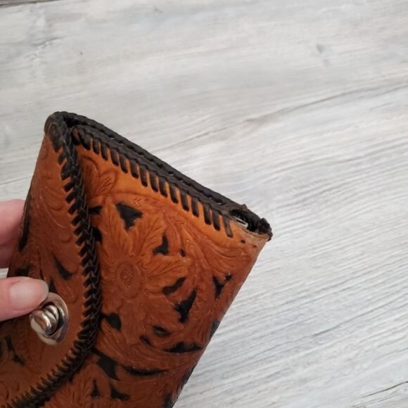Vintage tooled leather turn lock wallet - Picture 6 of 10